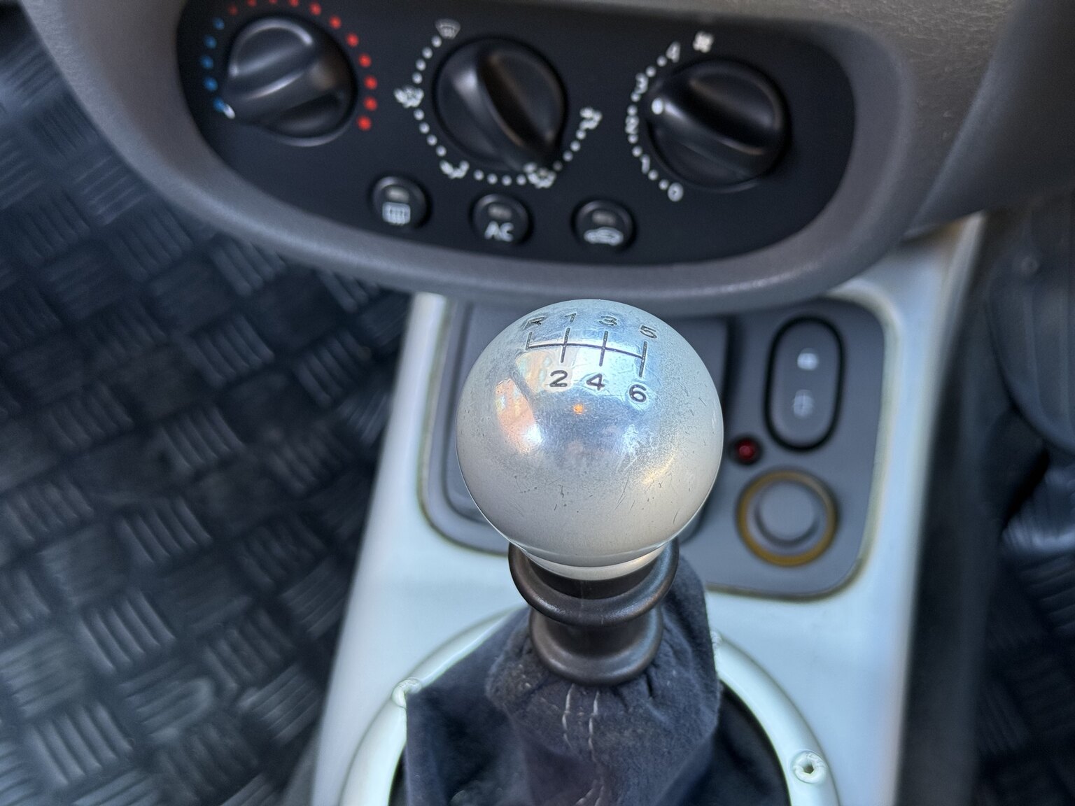 Interior image of 2002 Renault Clio Sport V6