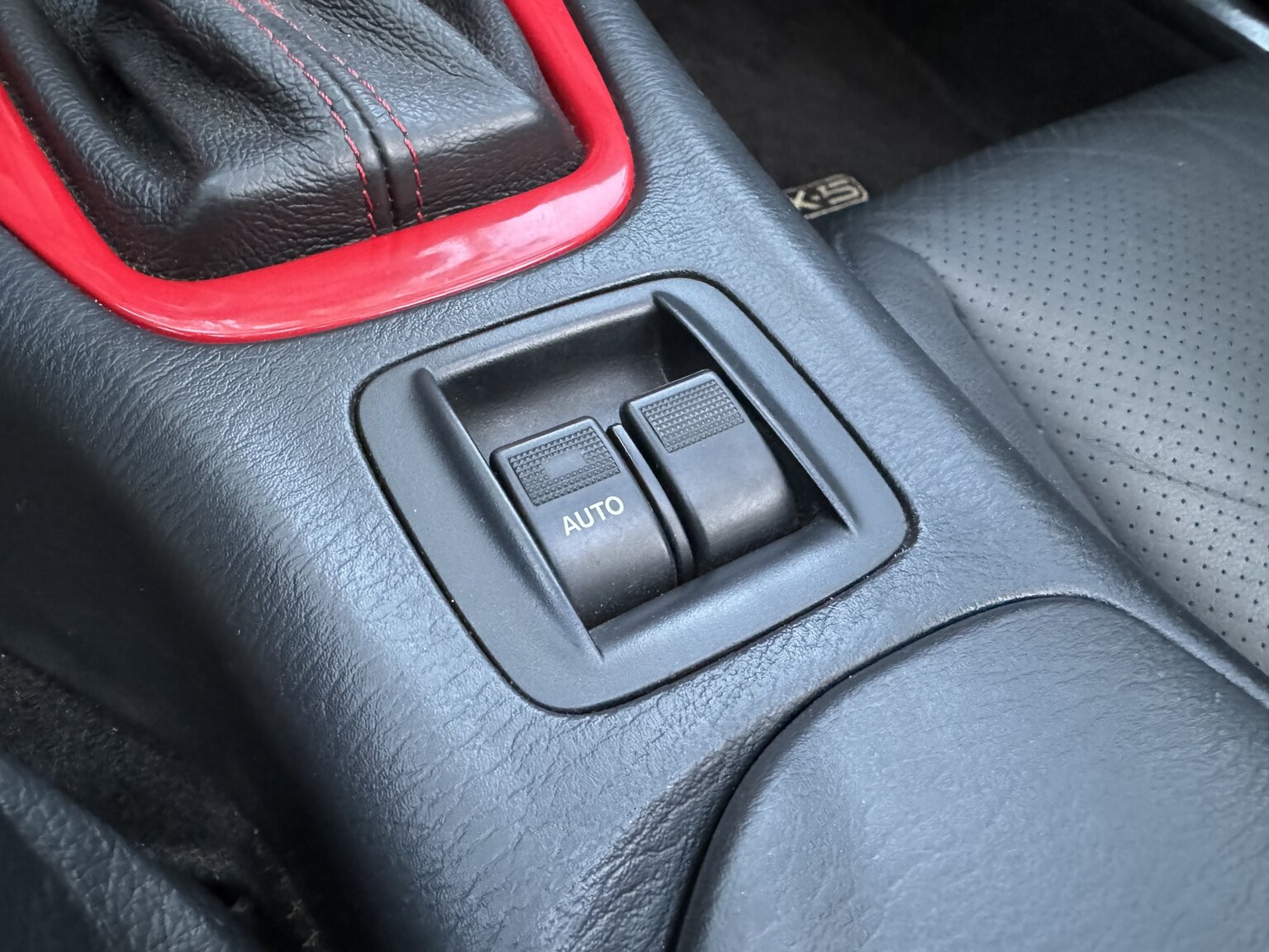 Interior image of 2004 Mazda MX-5 (33)