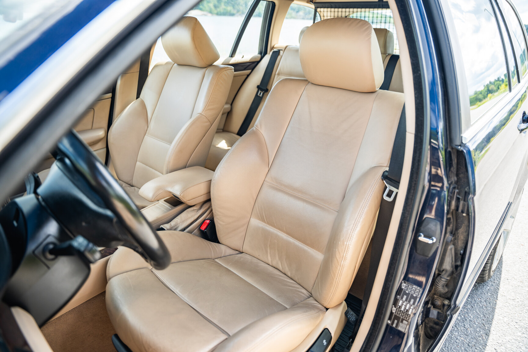 Interior image of 2003 BMW 320i Touring
