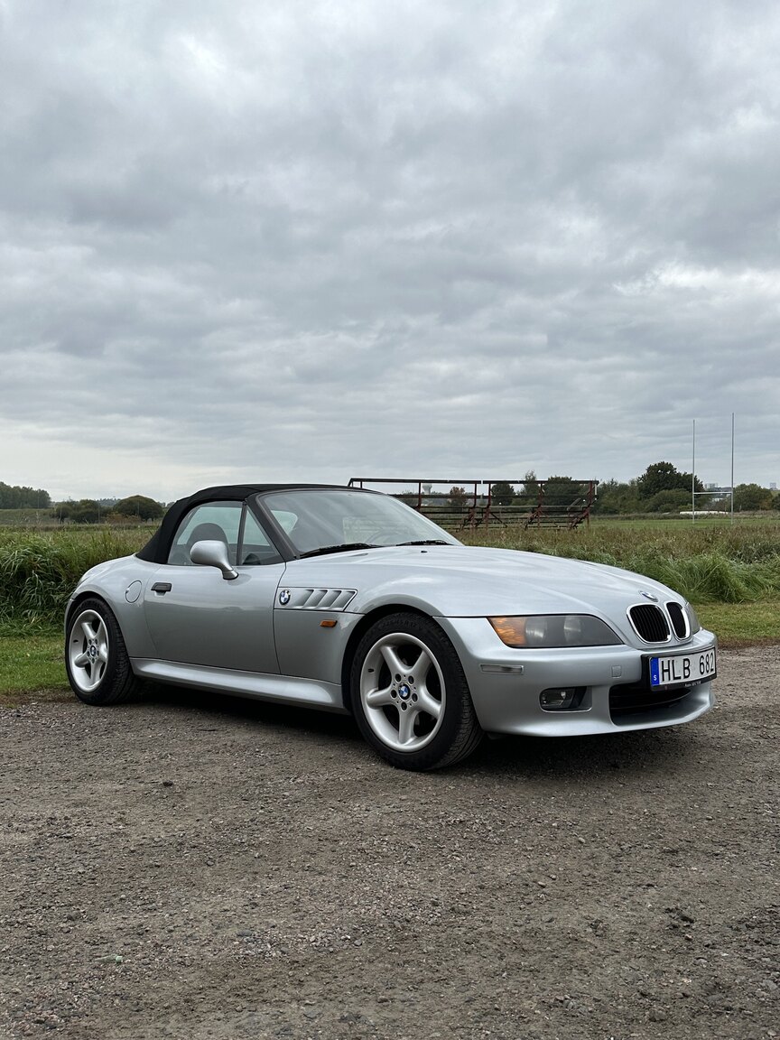 Exterior image of 1997 BMW Z3 2.8 Roadster