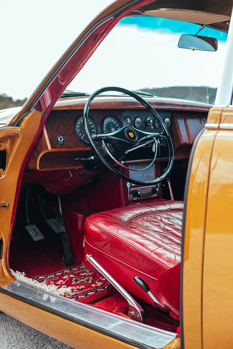 Interior image of 1965 Jaguar MK 2 - 3.8 XK (23)