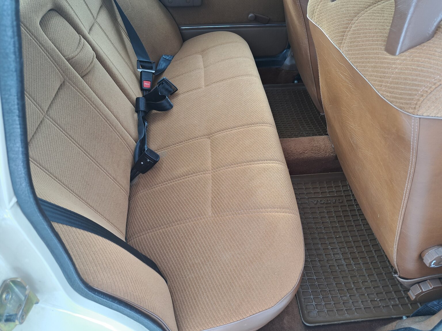 Interiörbild 1988 Volvo 240 GL