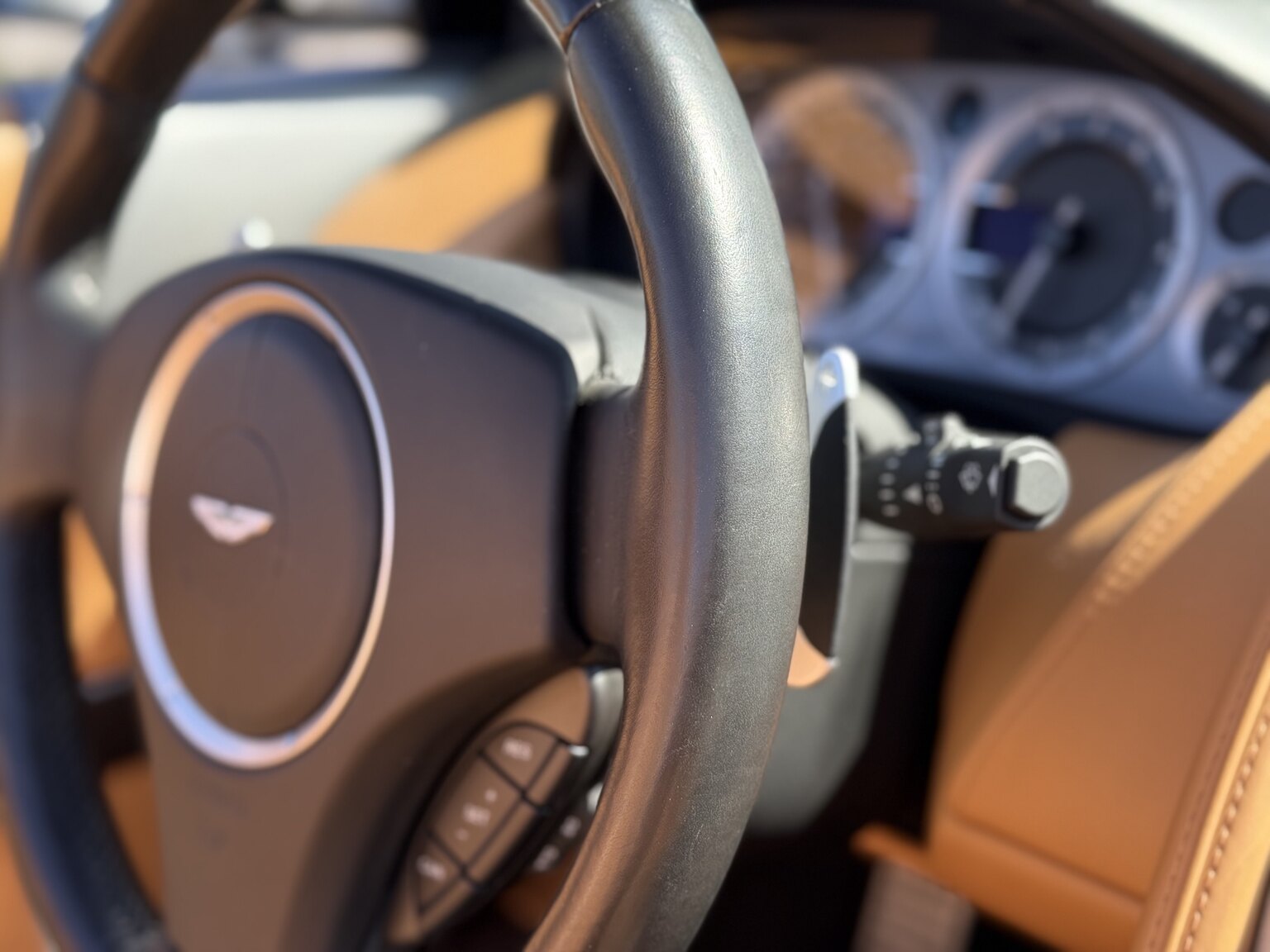 Innenraumfoto von 2015 Aston Martin DB9 Volante