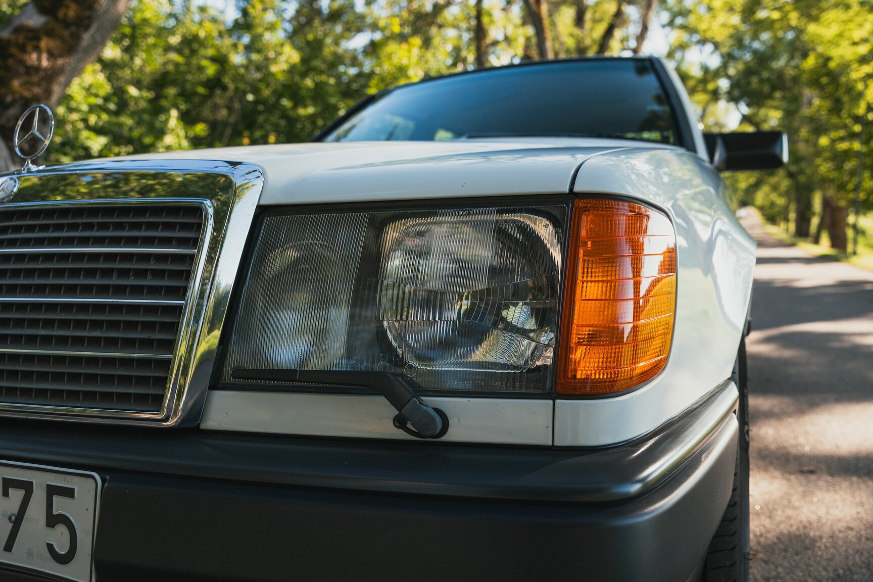 Exterior image of 1987 Mercedes-Benz 230E (16)