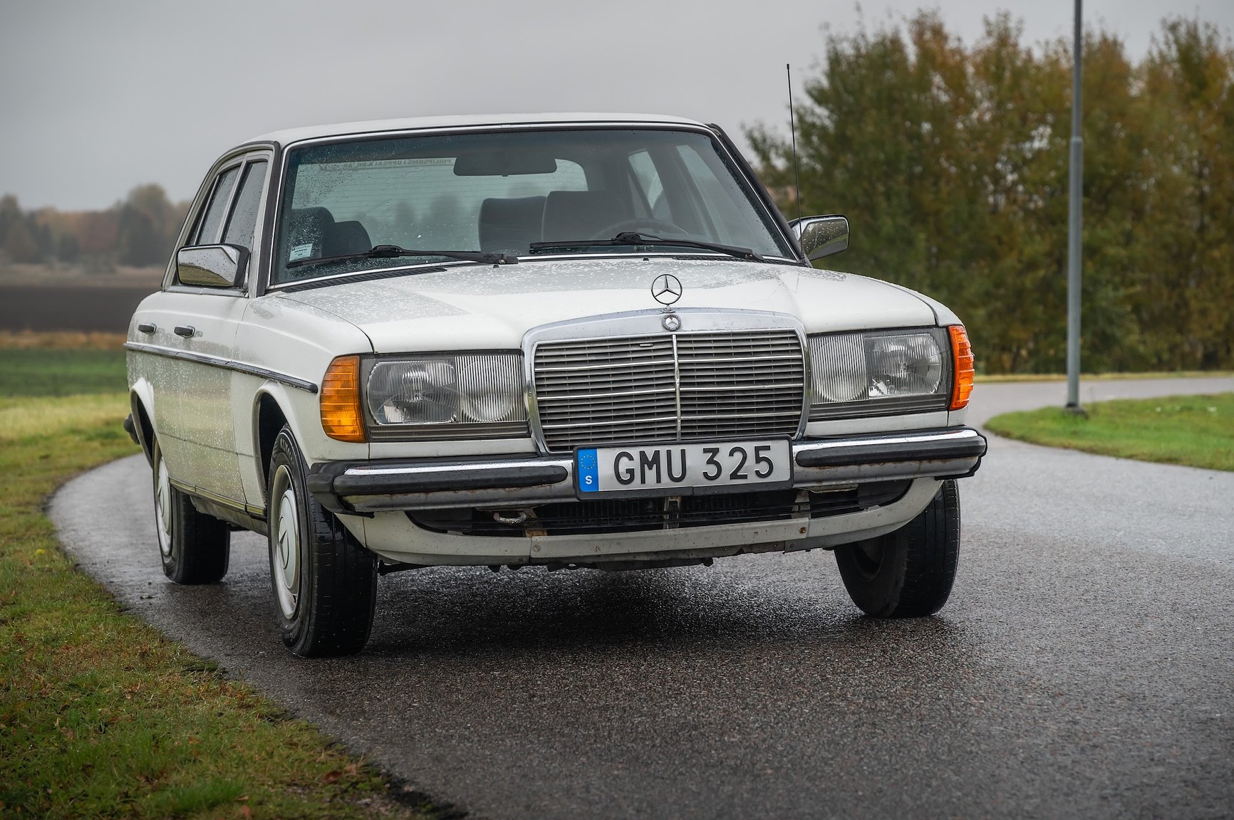 Exterior image of 1985 Mercedes-Benz 200 Automatic