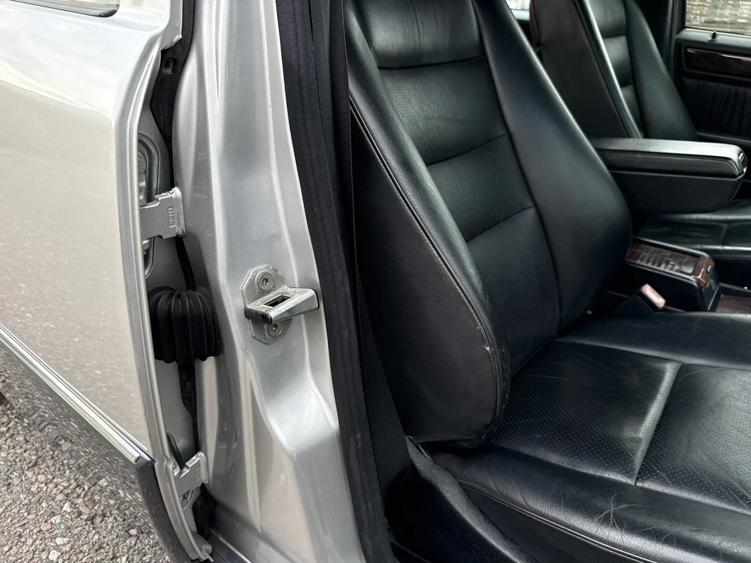 Interior image of 1994 Mercedes-Benz E 320 T (71)