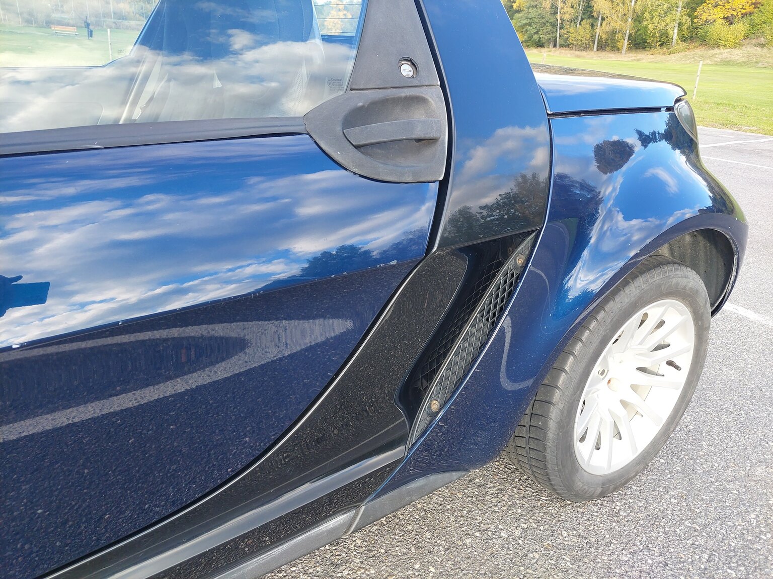 Exterior image of 2004 Smart Roadster