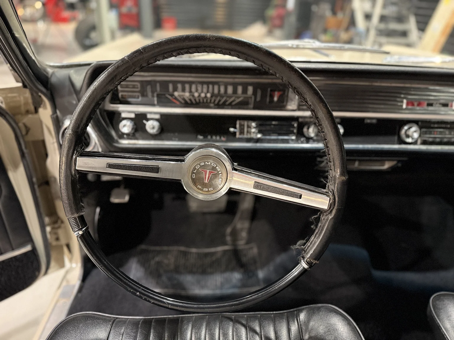 Innenraumfoto von 1964 Oldsmobile Cutlass Convertible (11)