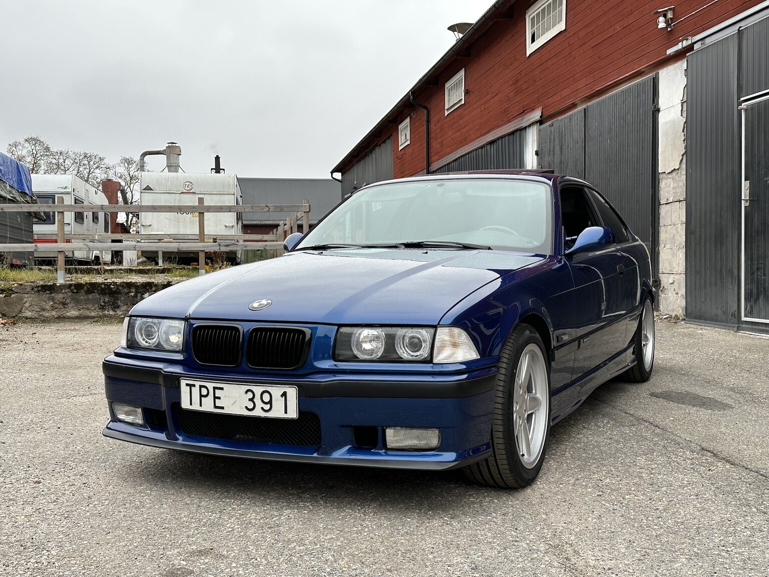 Exteriörbild på 1996 BMW 328i Coupé E36 M-Sport