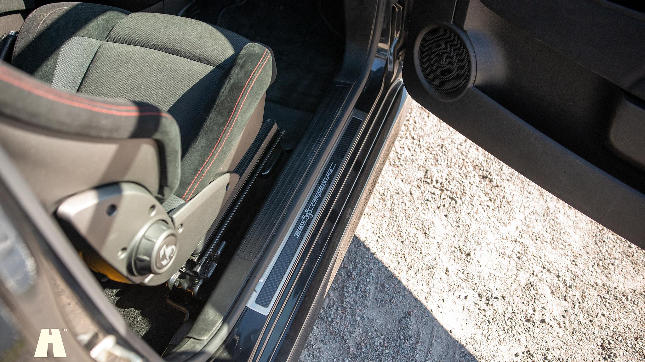 Interiörbild 2016 Abarth 595 Competizione (10)