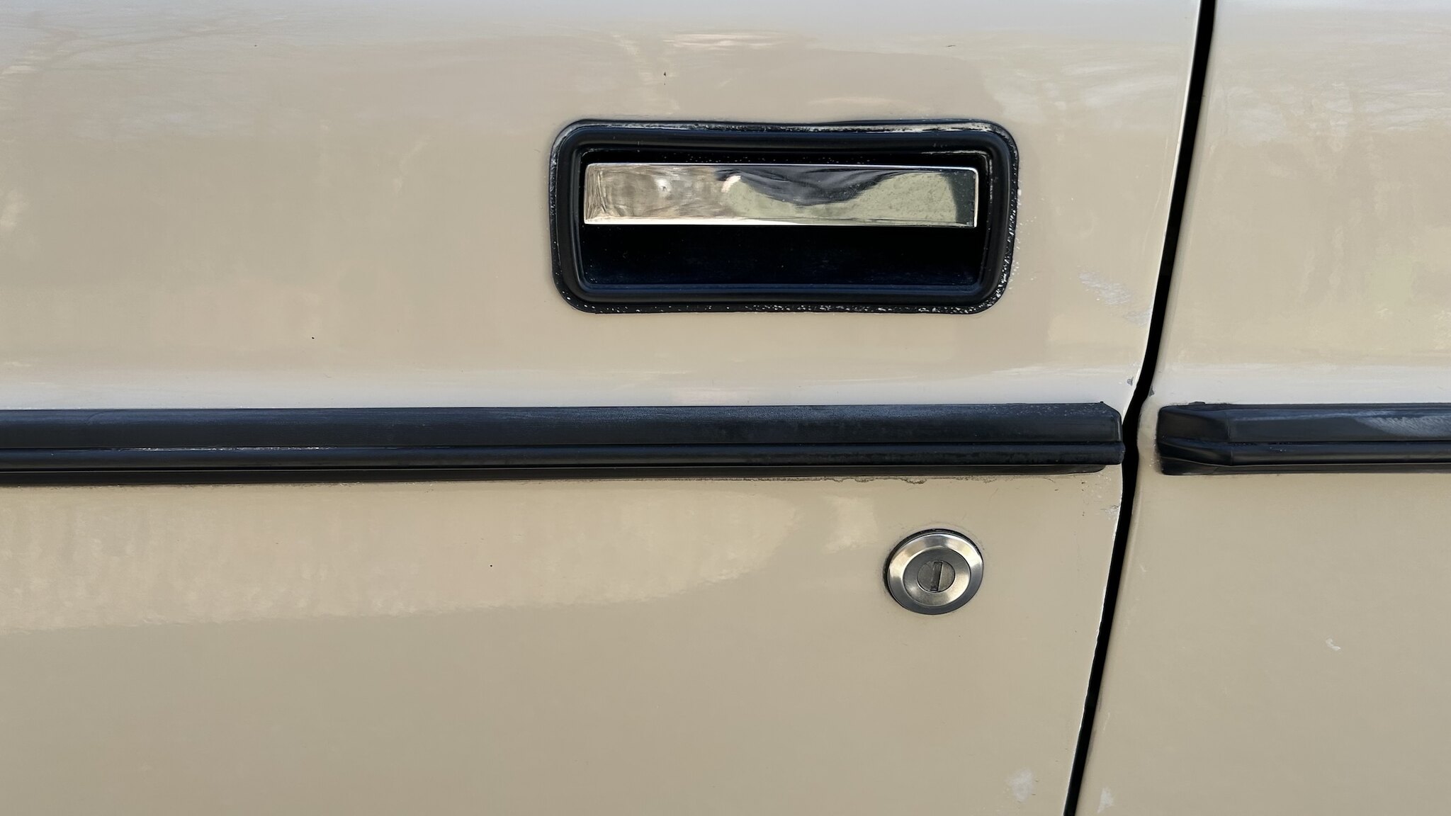 Exterior image of 1987 Volvo 244