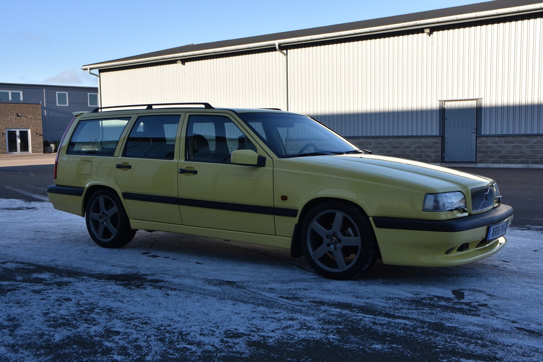Exterior image of 1995 Volvo 850 T-5R Kombi