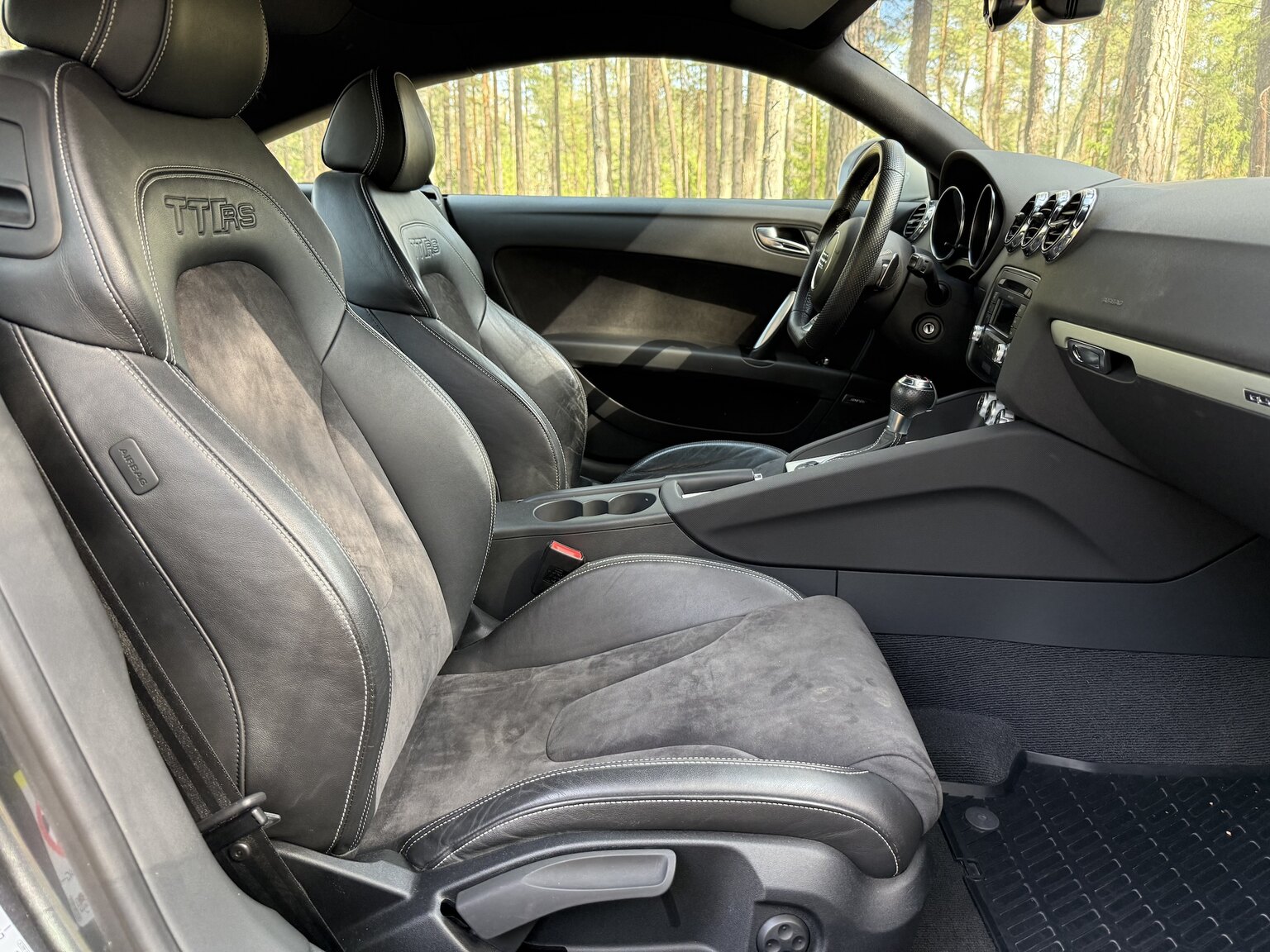 Innenraumfoto von 2011 Audi TT RS Coupé