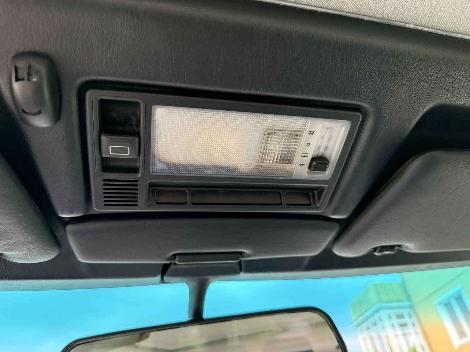 Interior image of 1994 Mercedes-Benz E 320 T (32)