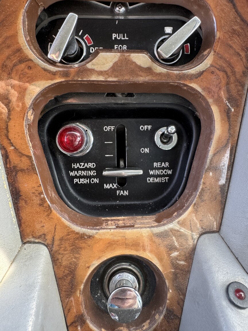 Interior image of 1976 Rolls-Royce Silver Shadow
