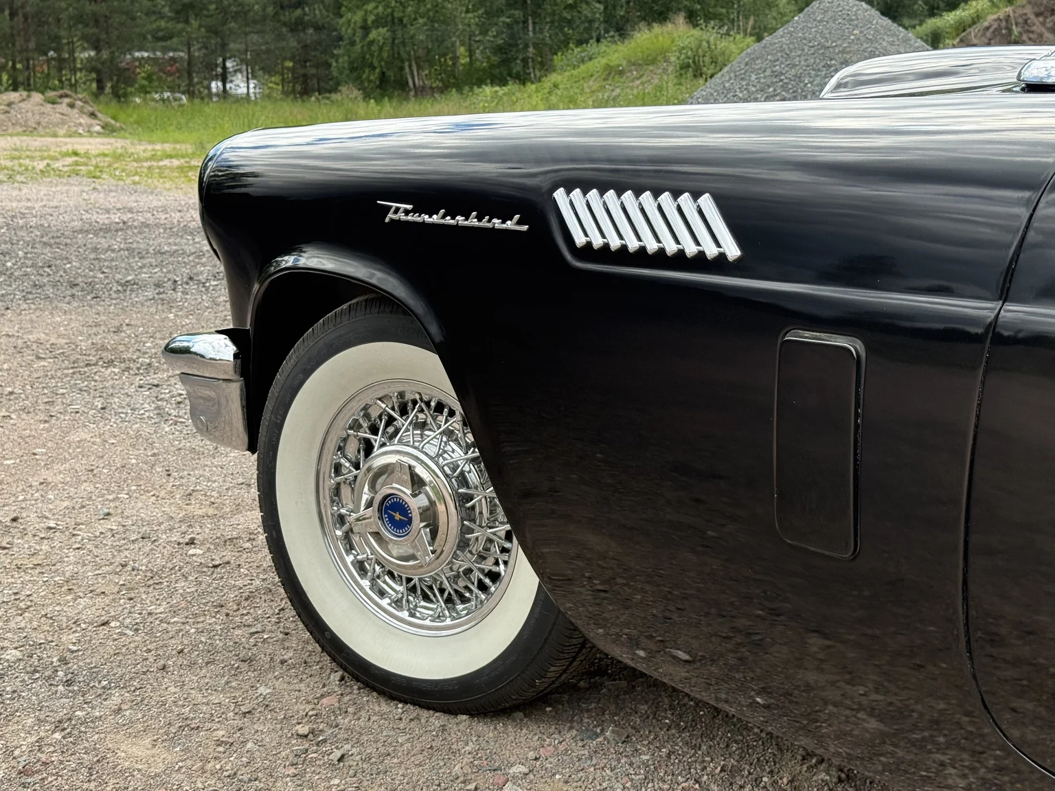 Exteriörbild på 1957 Ford Thunderbird (4)