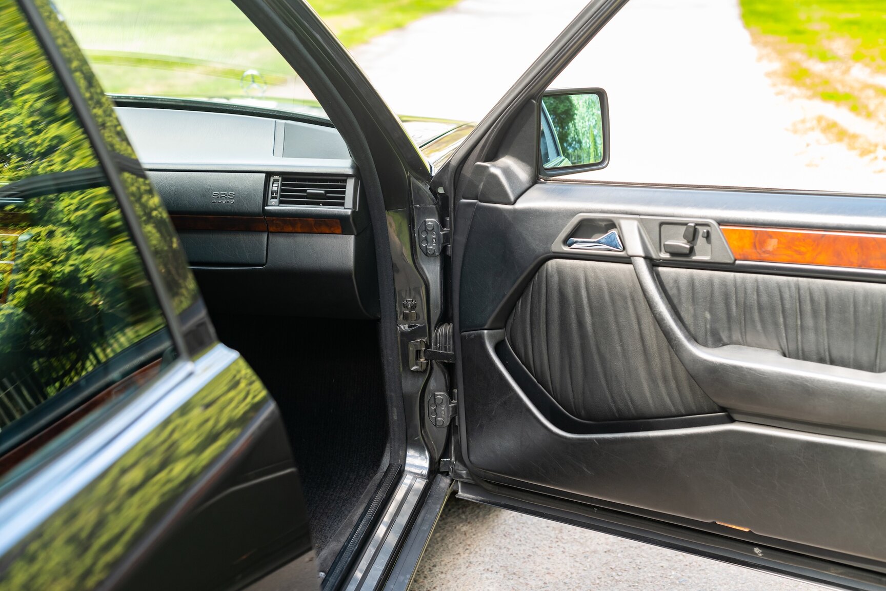 Interior image of 1993 Mercedes-Benz 400 E