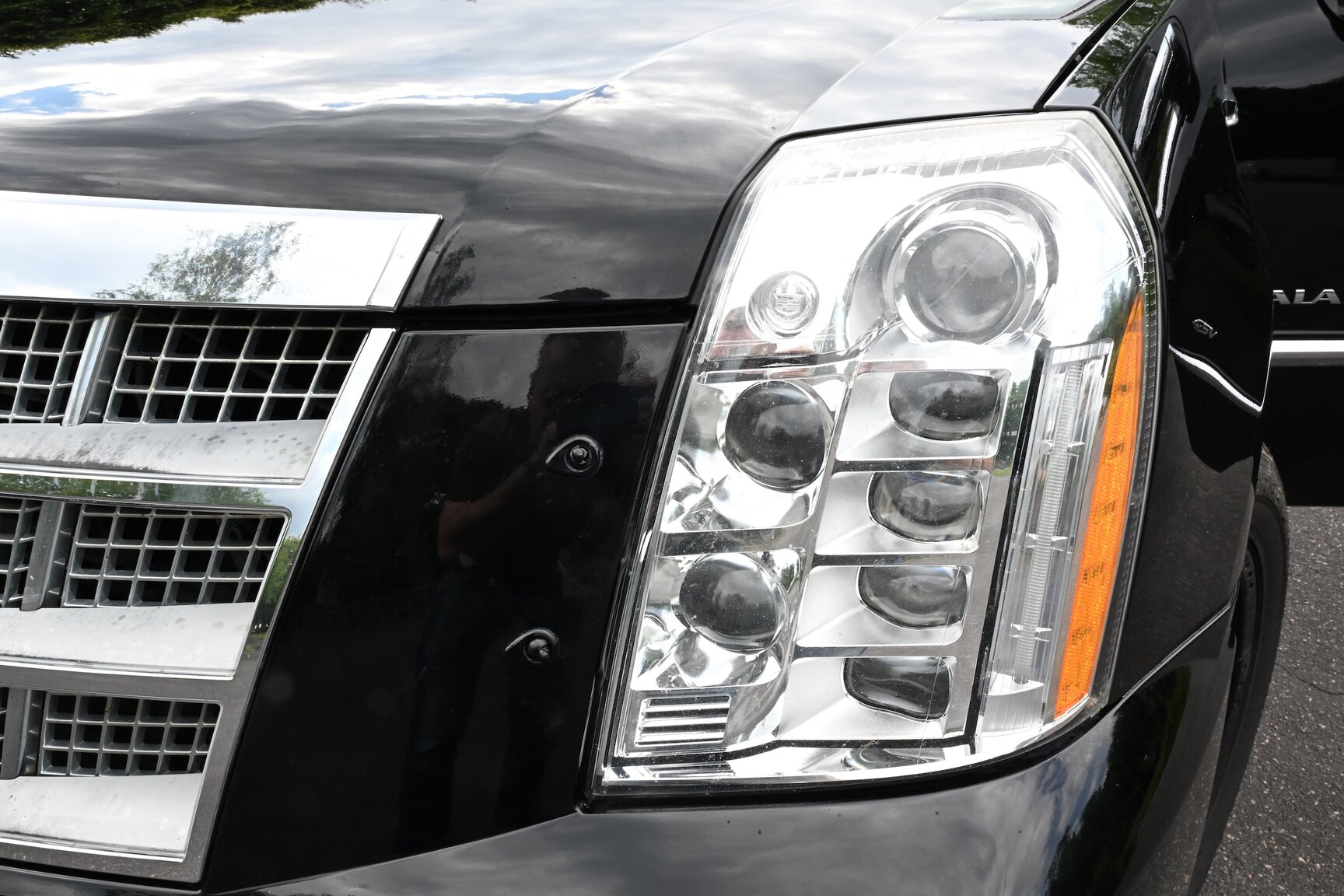 Exterior image of 2010 Cadillac Escalade ESV 6.2 Flexfuel