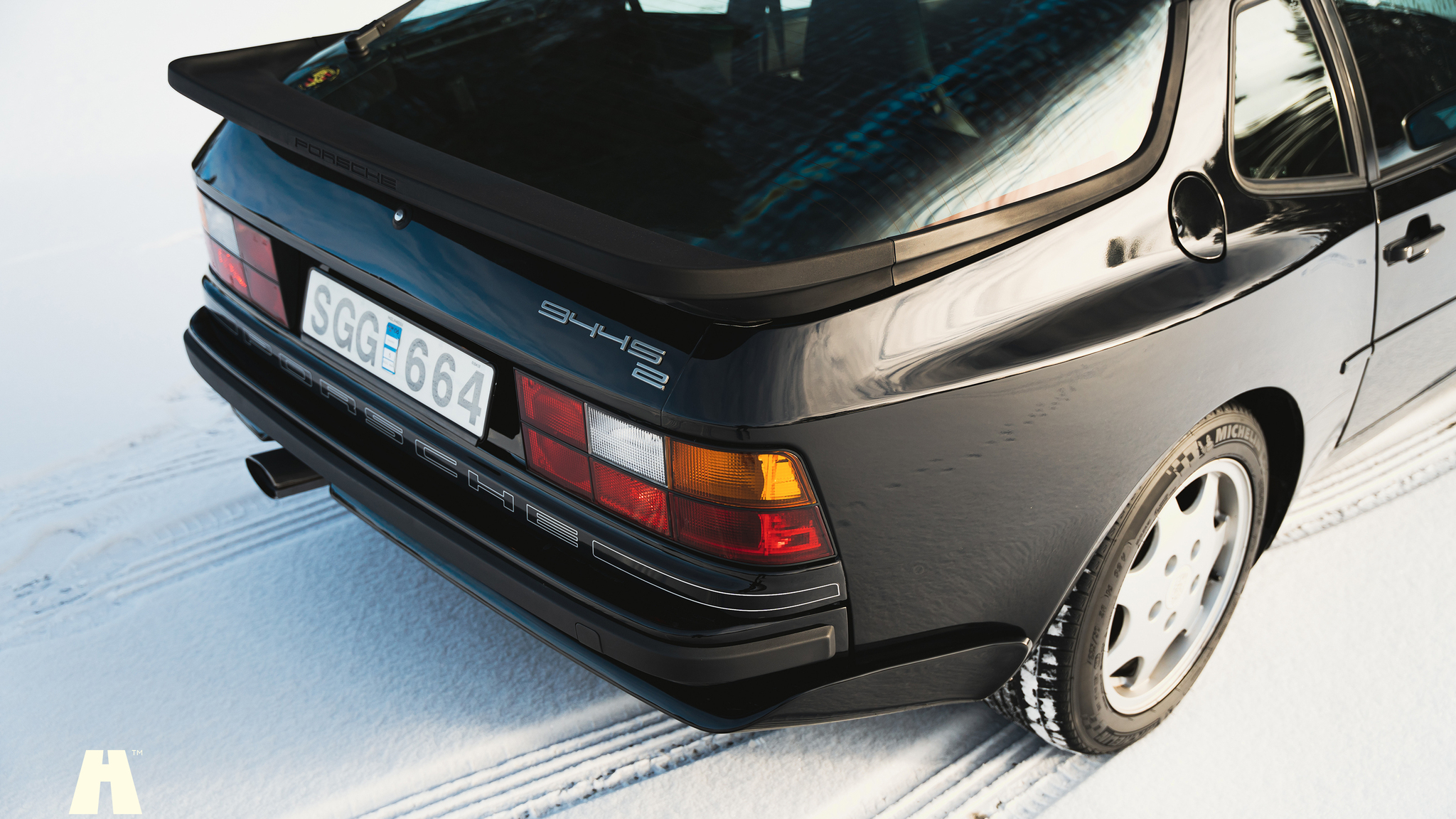 Exterior image of 1990 Porsche 944 S2 (23)