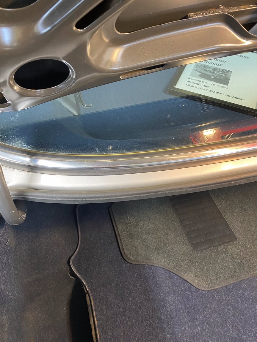 Interior image of 1988 Mercedes-Benz 300 SE (38)