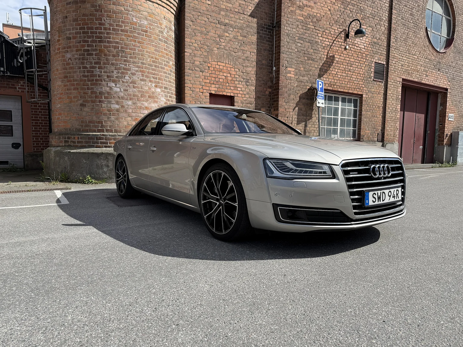 Exteriörbild på 2014 Audi A8 4.0 TFSI (5)