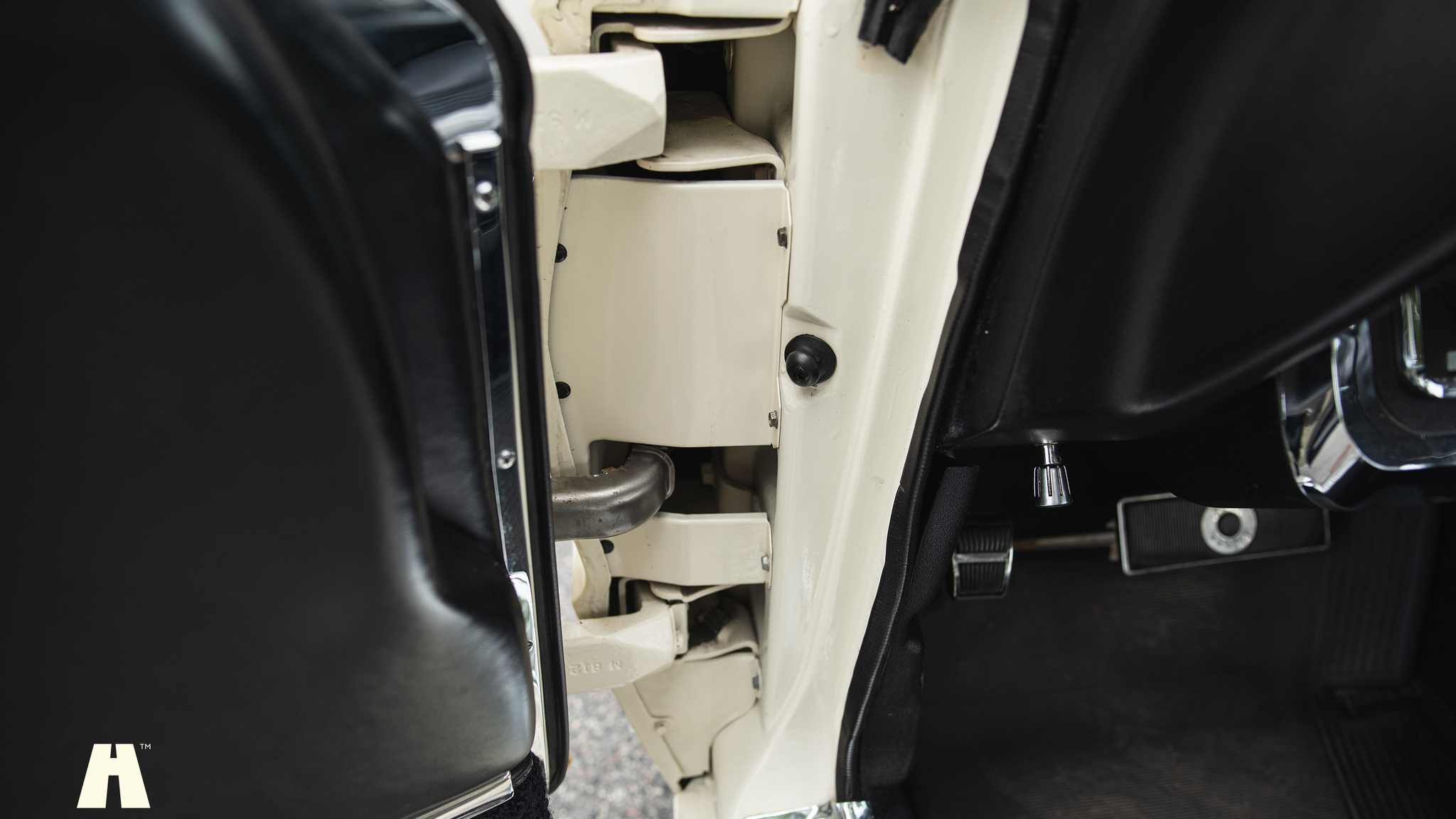 Interior image of 1965 Ford Thunderbird (32)