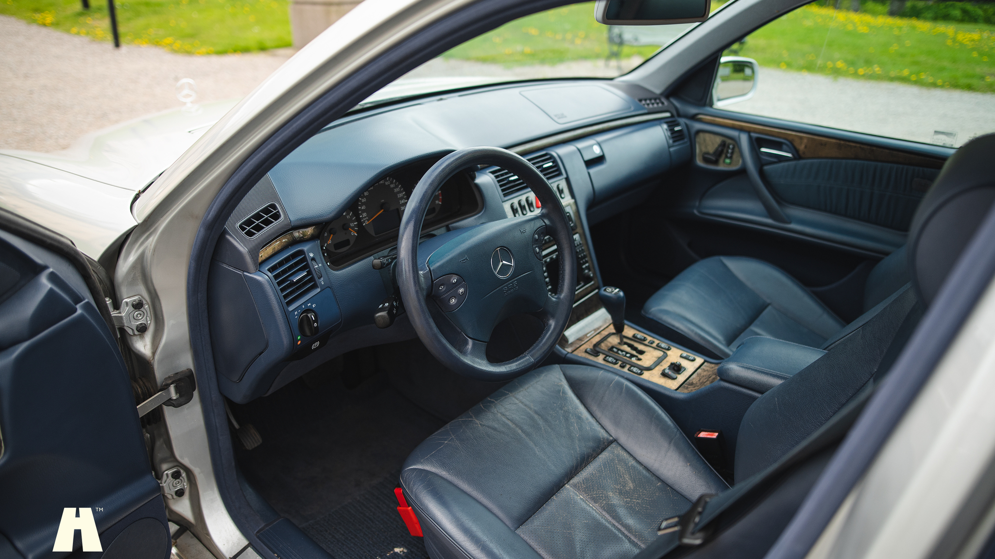Interior image of 2000 Mercedes E430