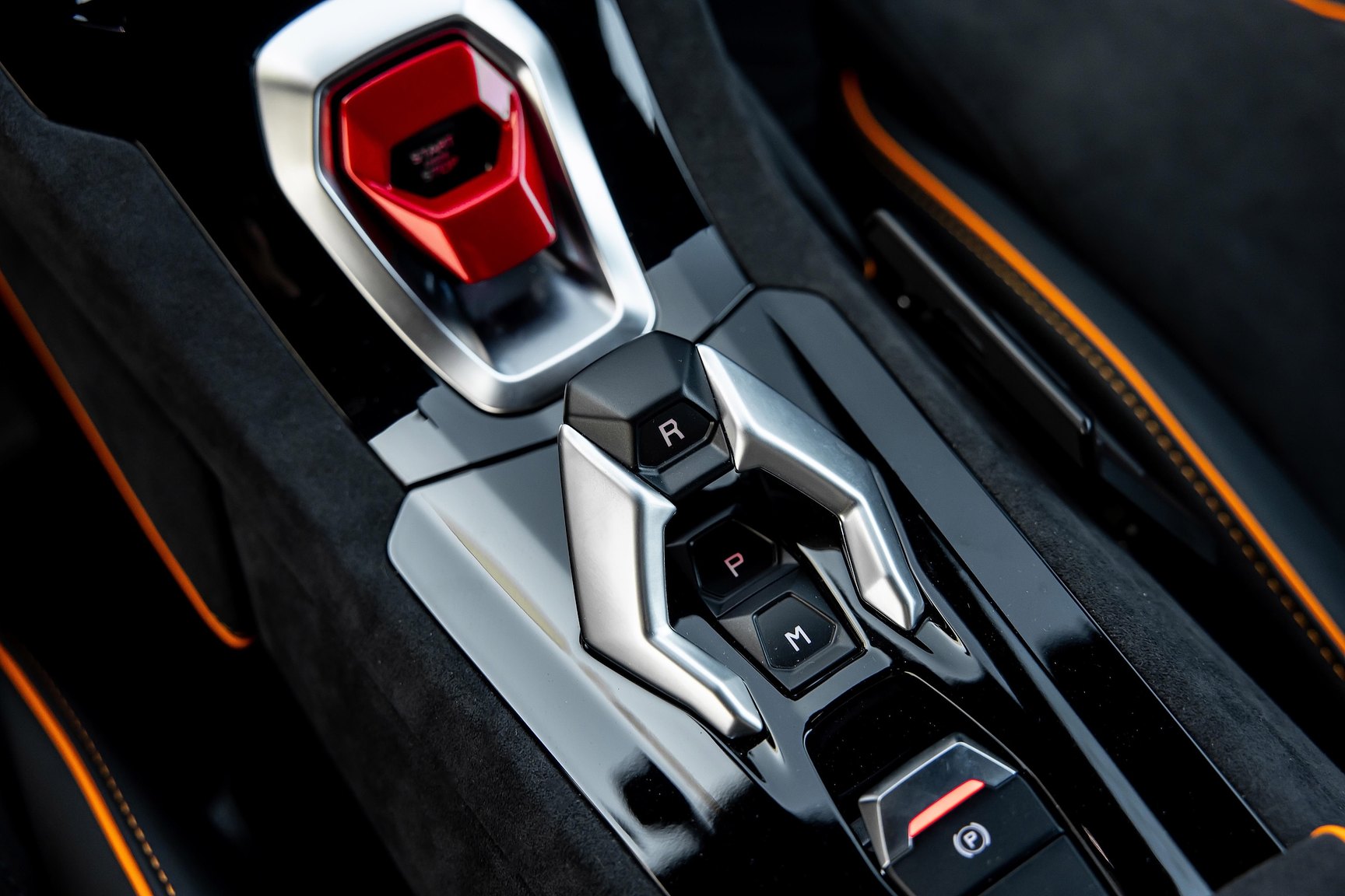 Innenraumfoto von 2023 Lamborghini Huracan Sterrato