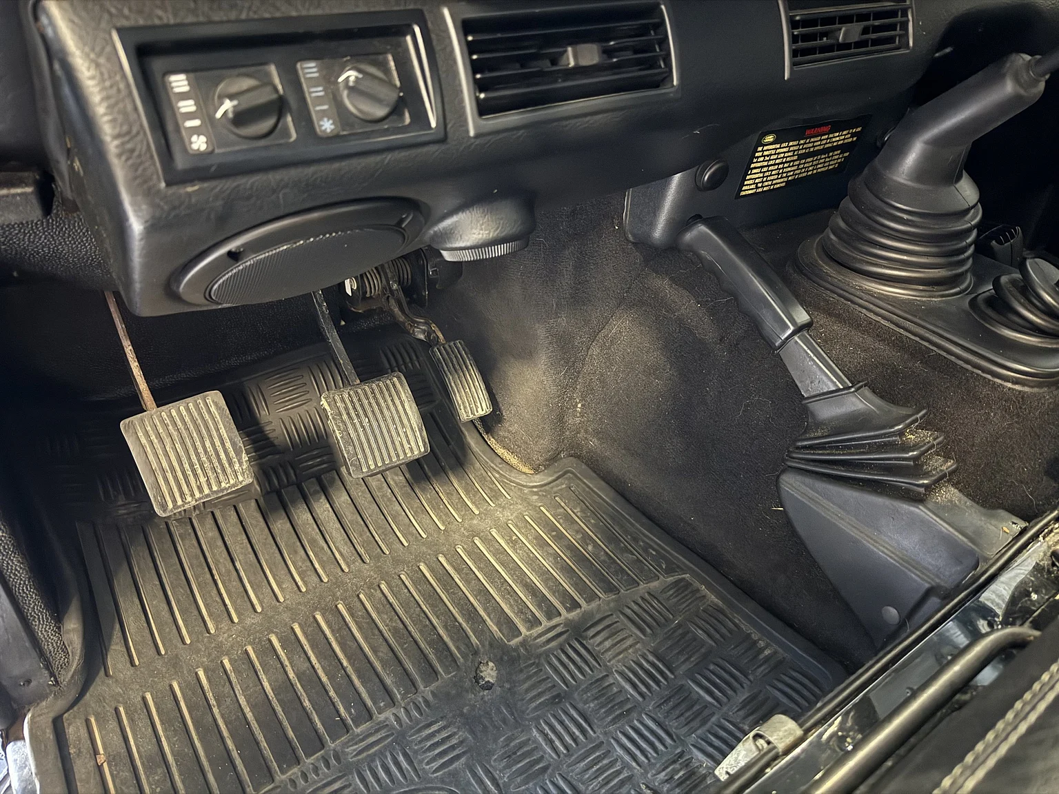 Innenraumfoto von 2000 Land Rover Defender 110 Tomb Raider (15)