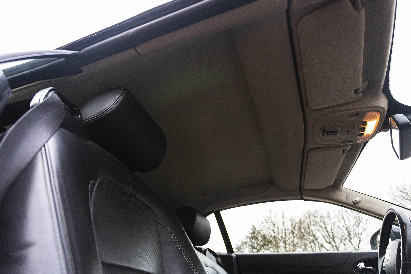 Interior image of 2011 Jaguar XK Cabriolet (27)