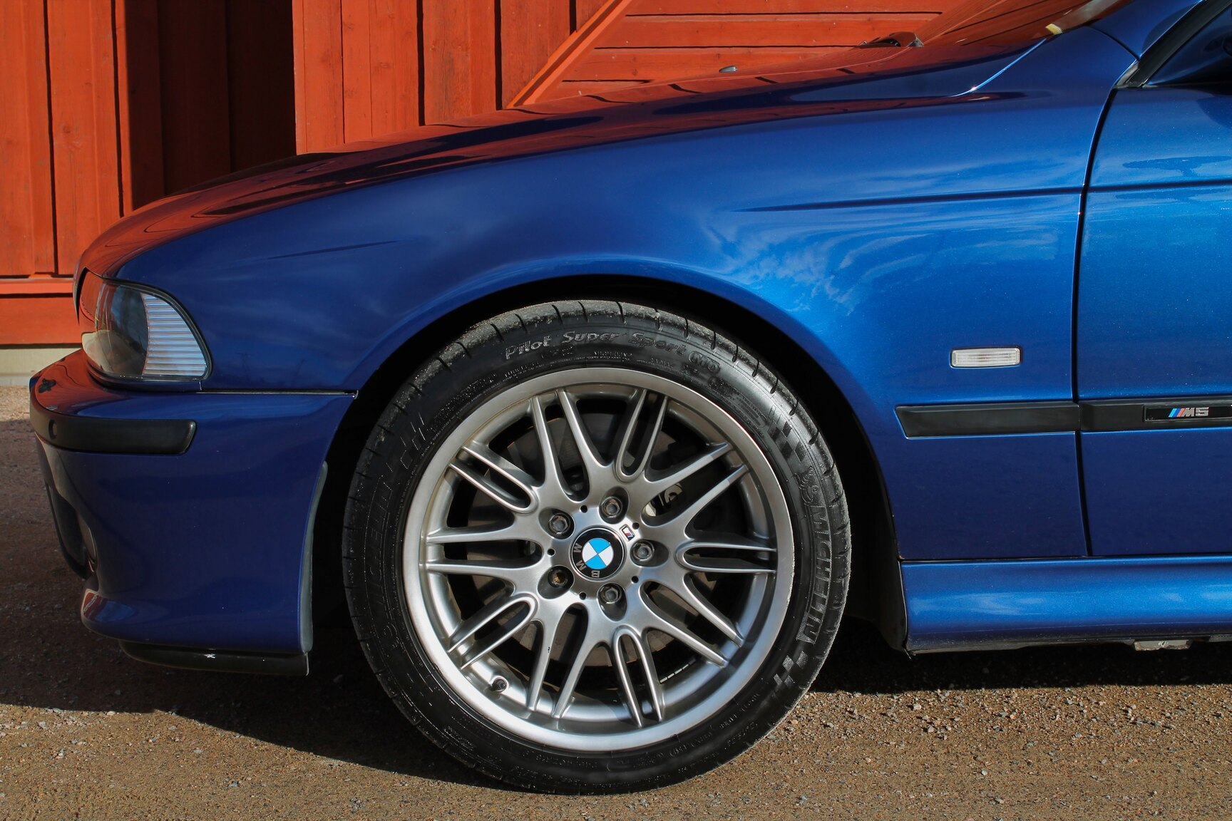 Exteriörbild på 2003 BMW M5
