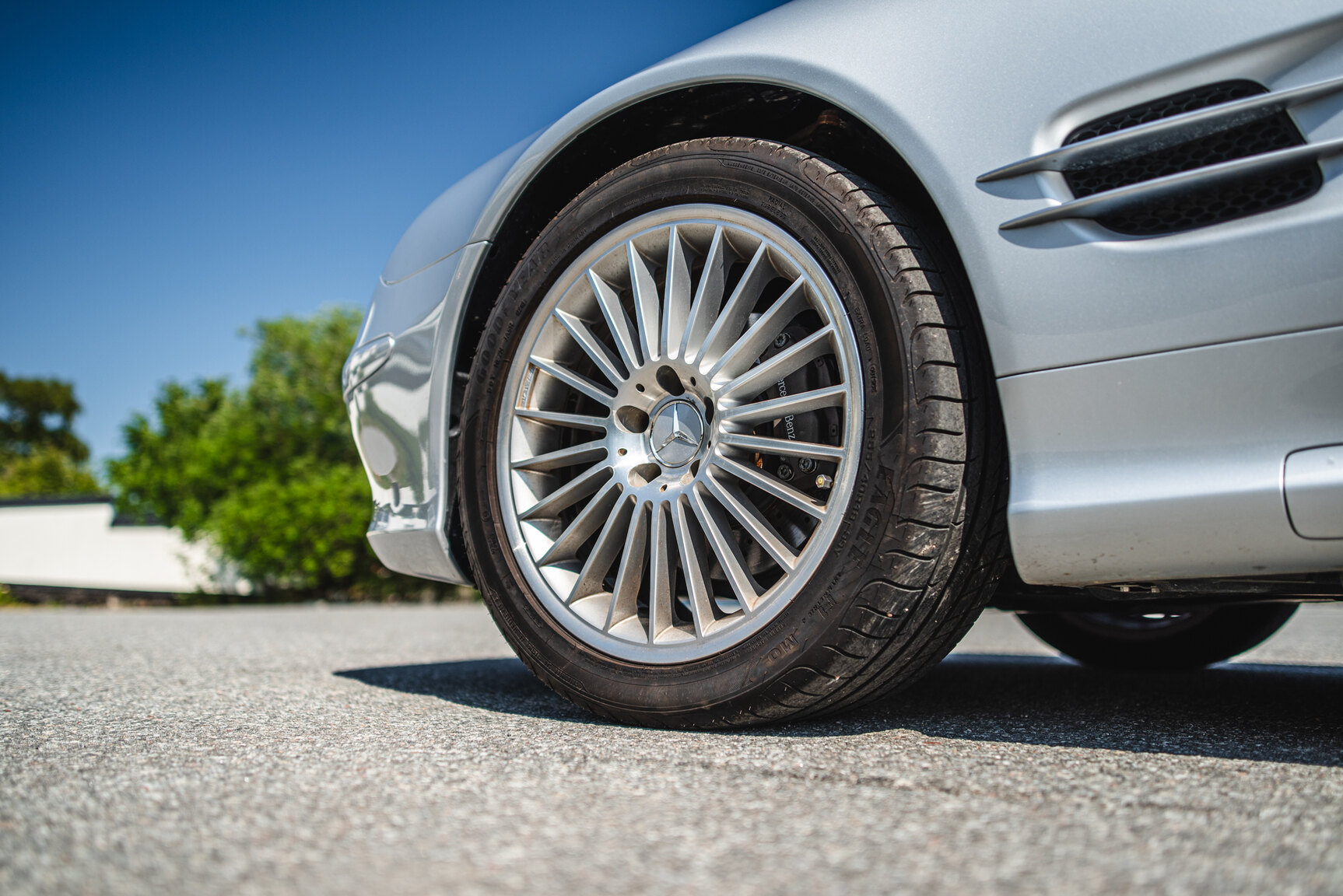 Exterior image of 2006 Mercedes-Benz SL 350