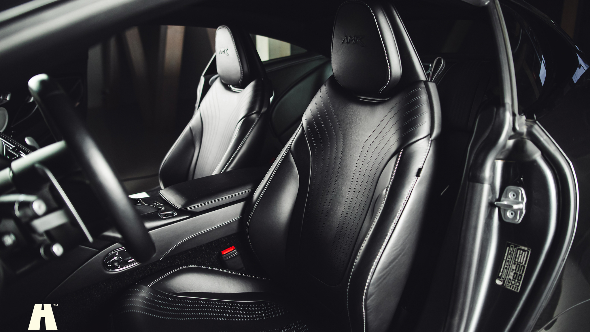 Interiörbild 2019 Aston Martin DB11 AMR (5)