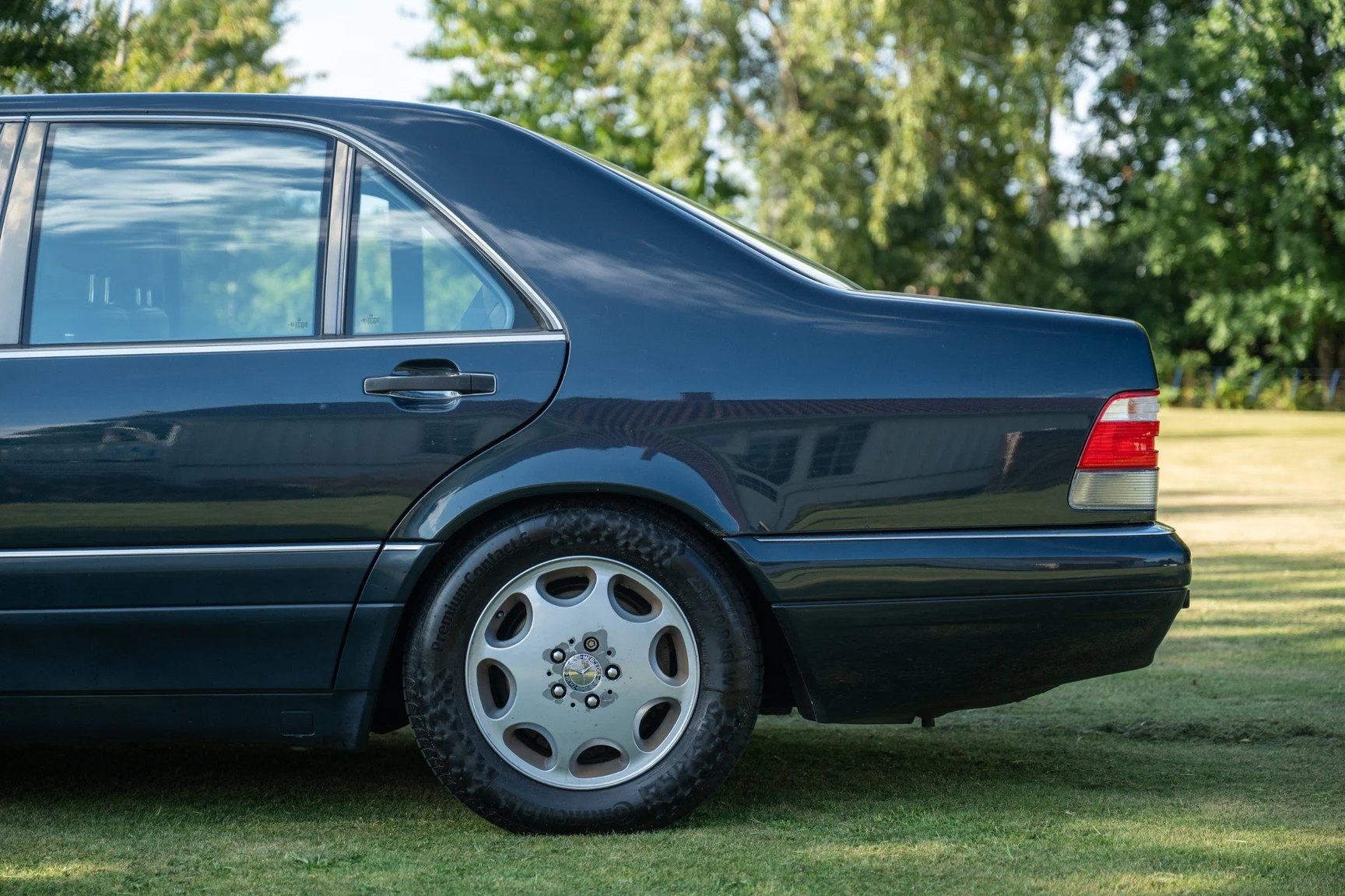 Exteriörbild på 1998 Mercedes-Benz S 500 (8)