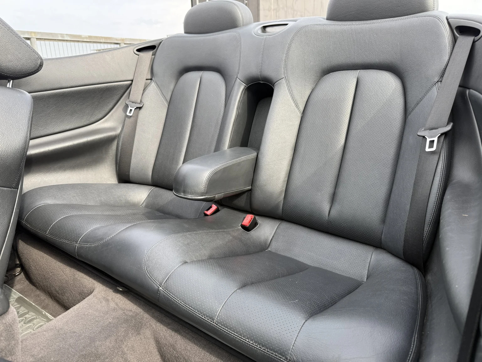Interior image of 2001 MERCEDES-BENZ CLK 230 Kompressor Cabriolet (28)