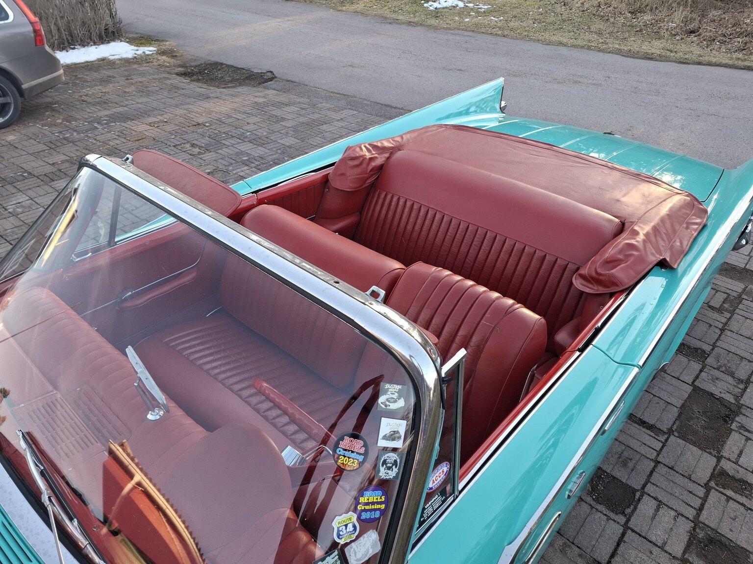 Exterior image of 1961 Chrysler Newport Cabriolet
