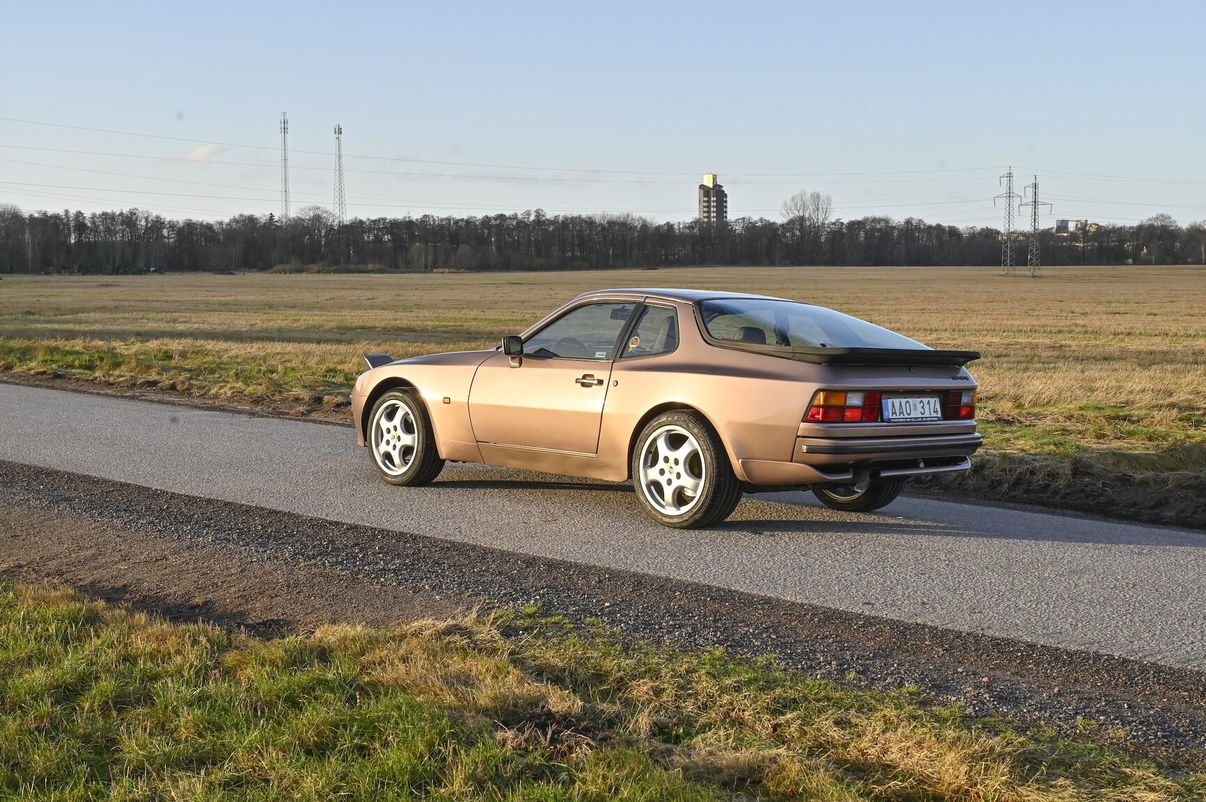 Exterior image of 1987 Porsche 944 Automat