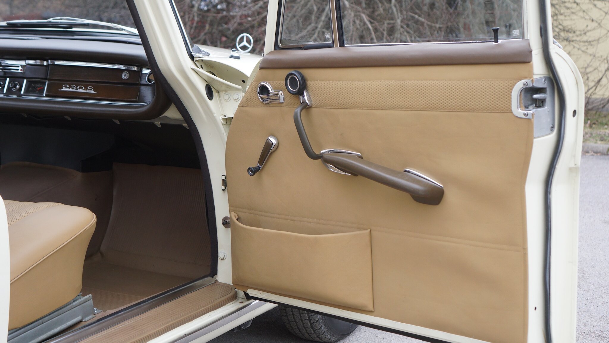 Interiörbild 1966 Mercedes-Benz 230 S