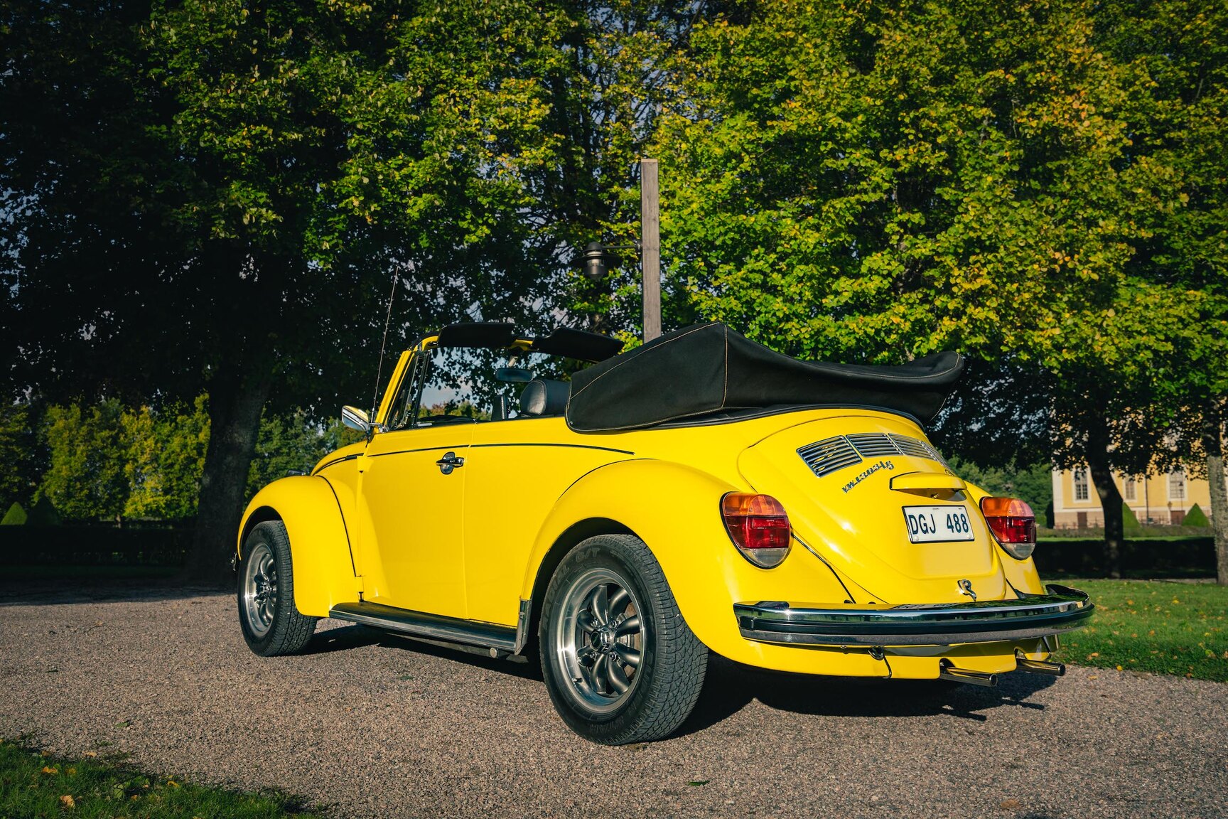Exteriörbild på 1973 Volkswagen Bubbla Karmann 1303 LS (26)
