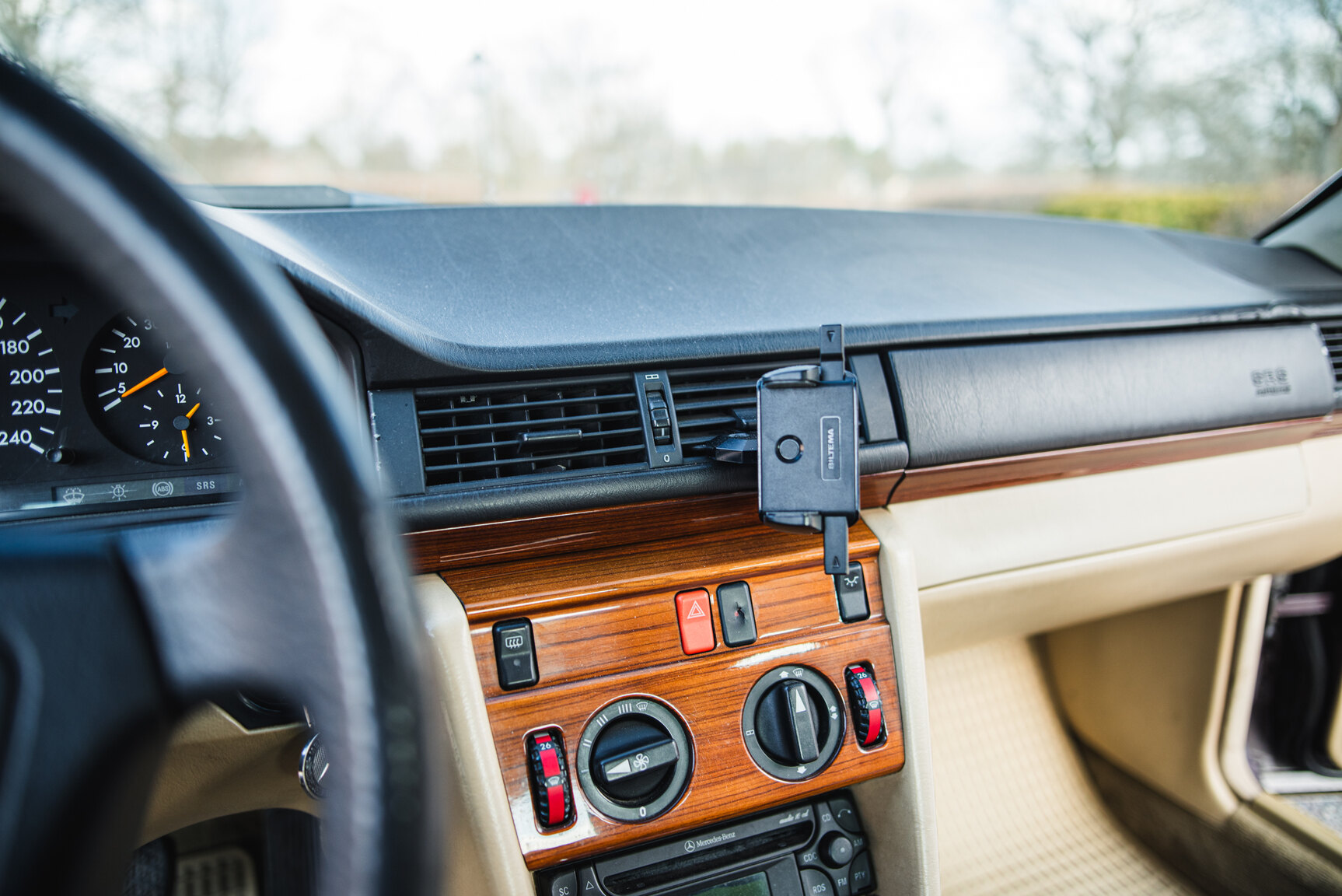 Interior image of 1993 Mercedes-Benz E 220