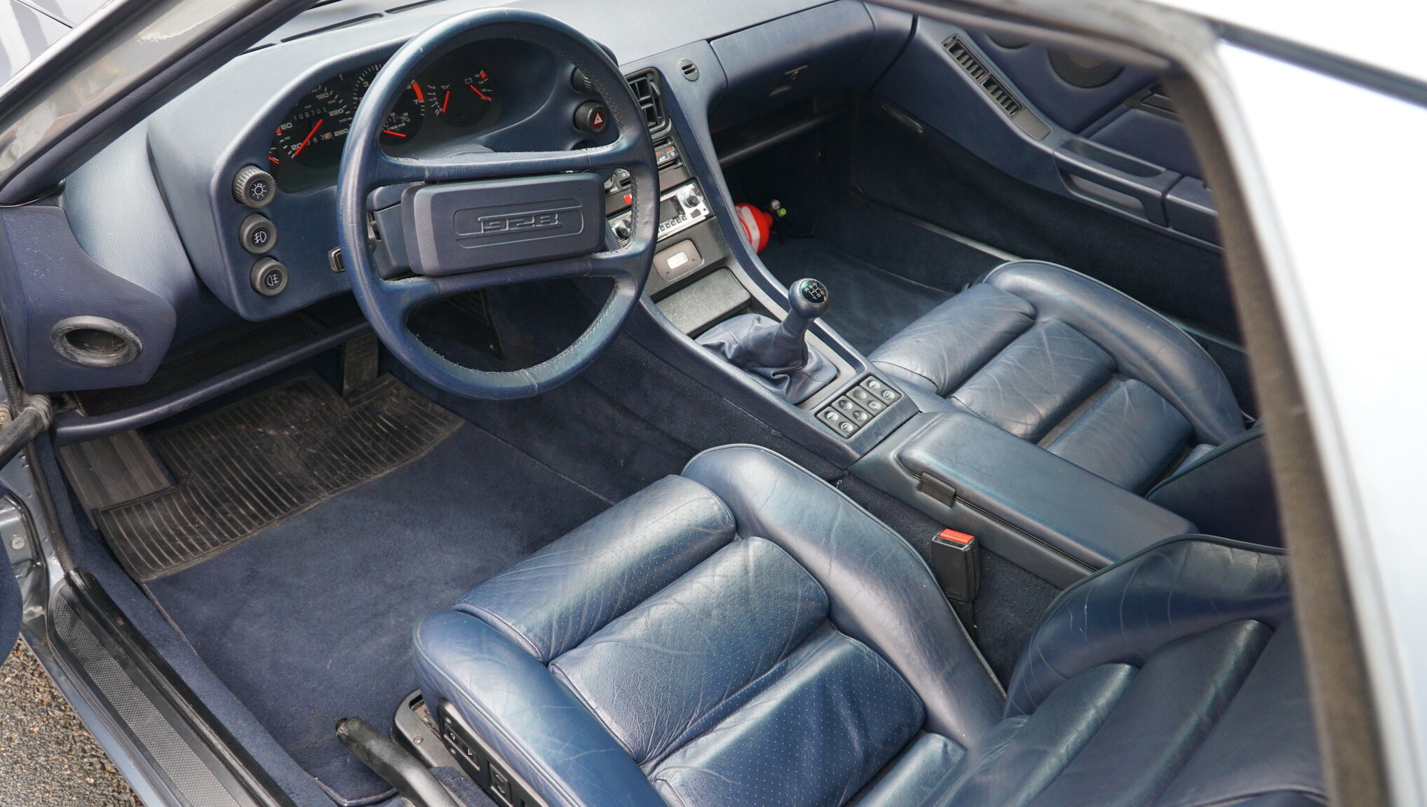 Exterior image of 1983 Porsche 928S (31)