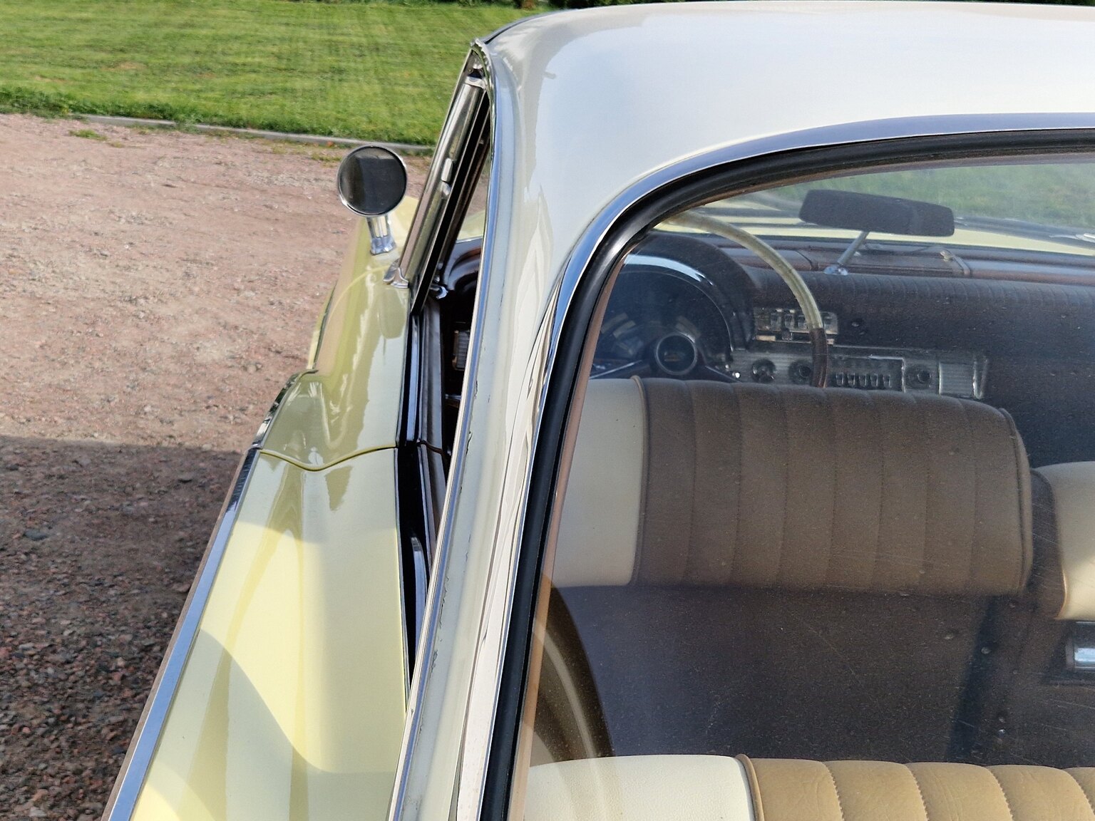 Exterior image of 1961 Chrysler Windsor Coupé