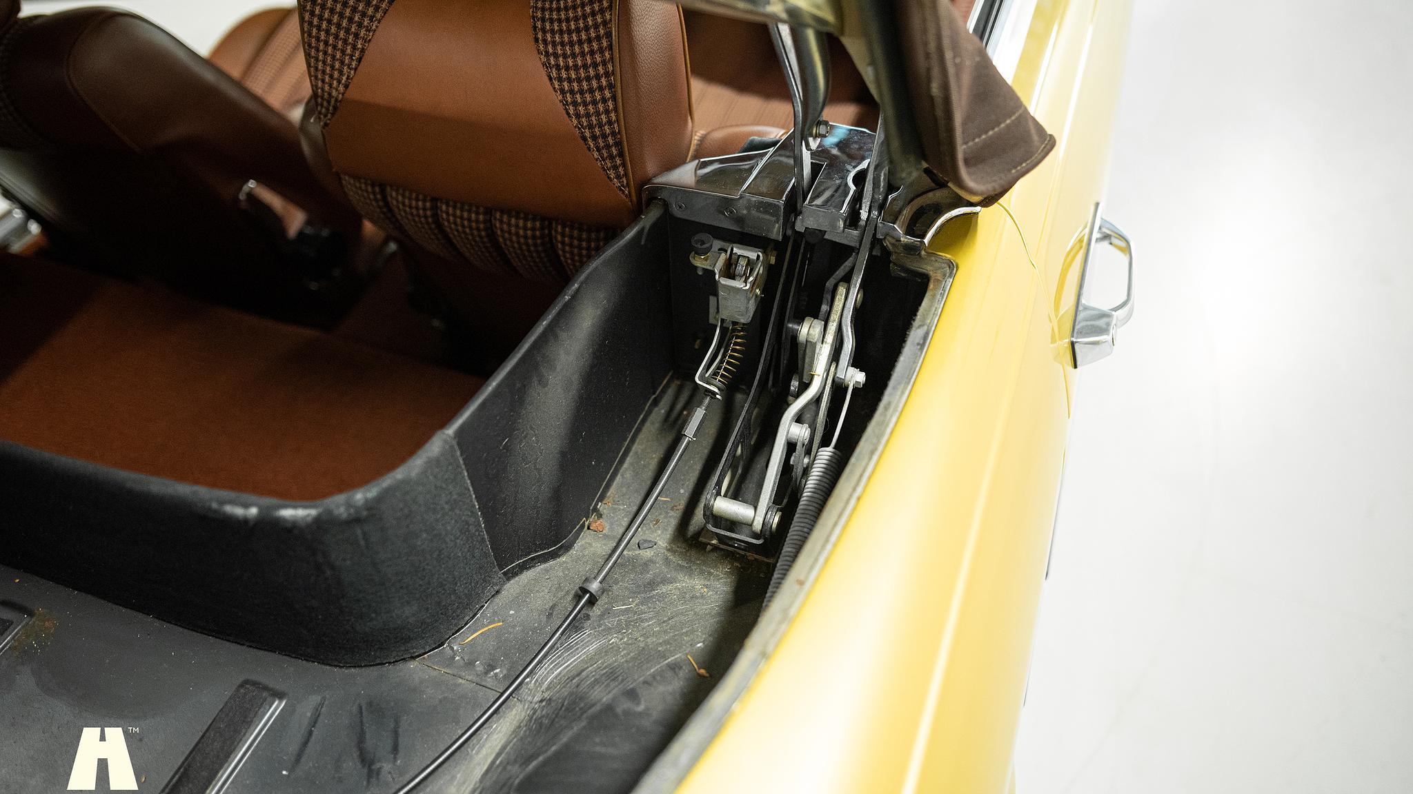 Exteriörbild på 1975 Mercedes SL 350