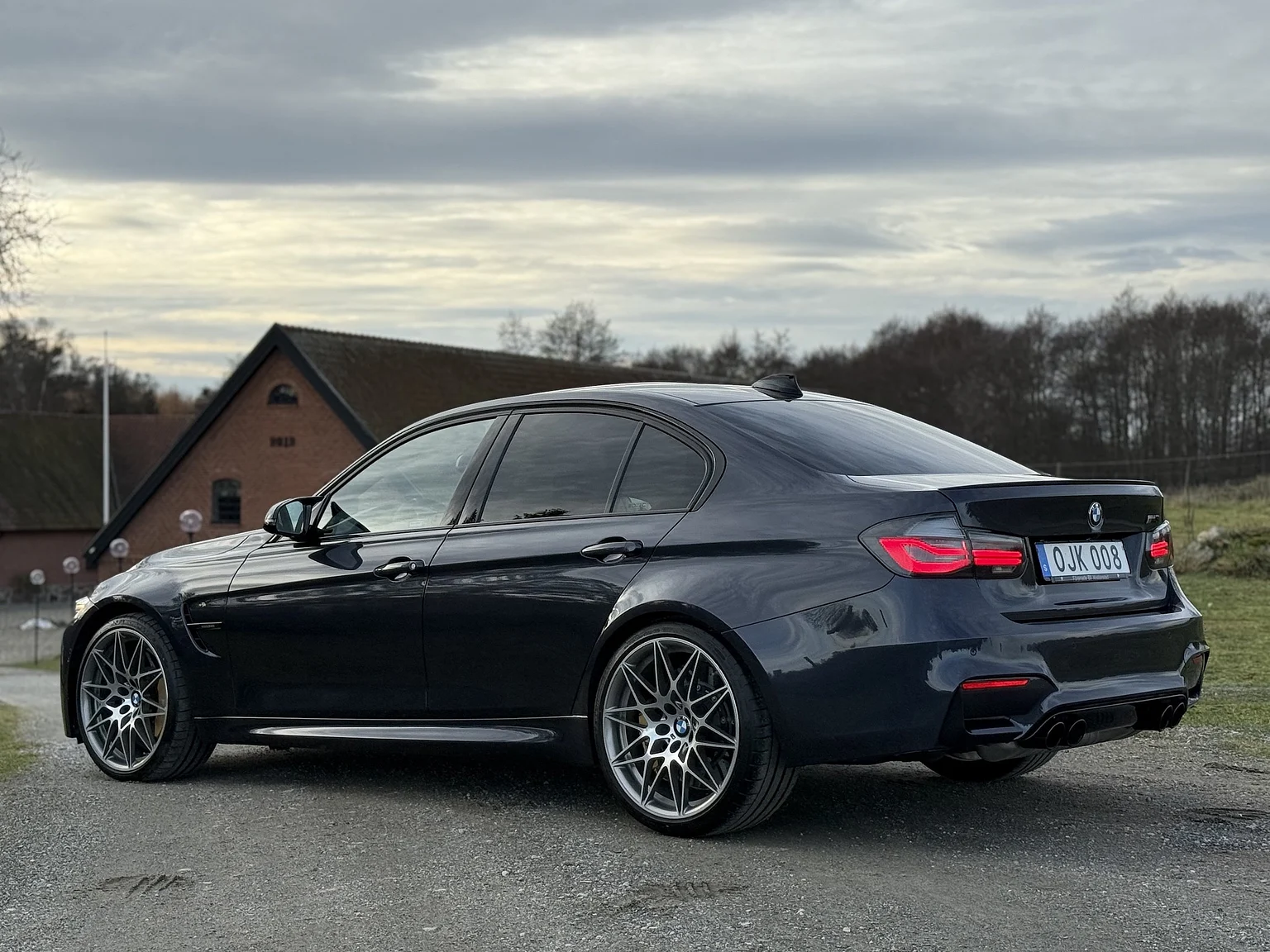 Exteriörbild på 2017 BMW M3 Competition 30 Jahre (14)
