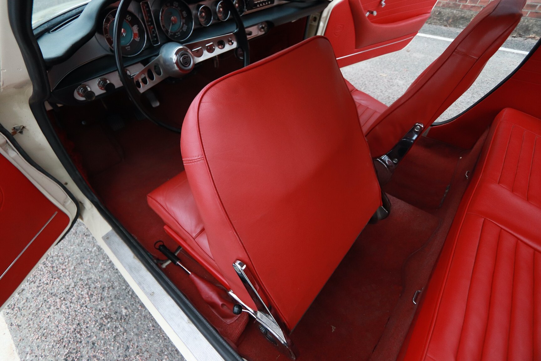 Innenraumfoto von 1964 Volvo P 1800S (2)