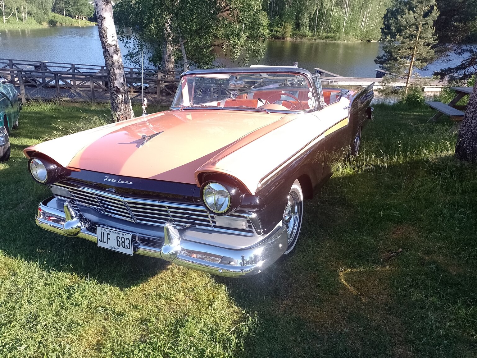 Exterior image of 1957 Ford Fairlane 500 Skyliner Retract