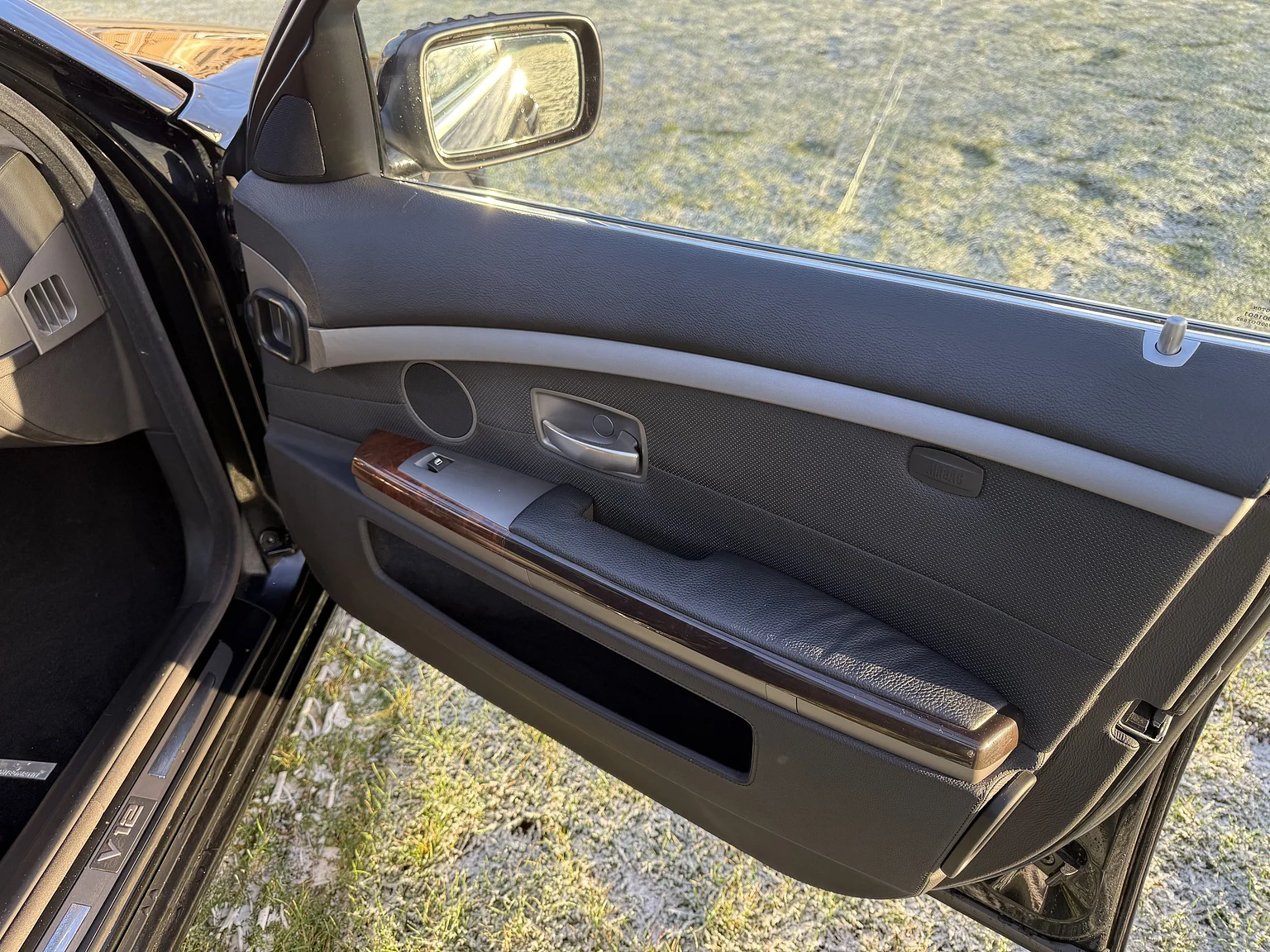 Interior image of 2003 BMW 760i (22)