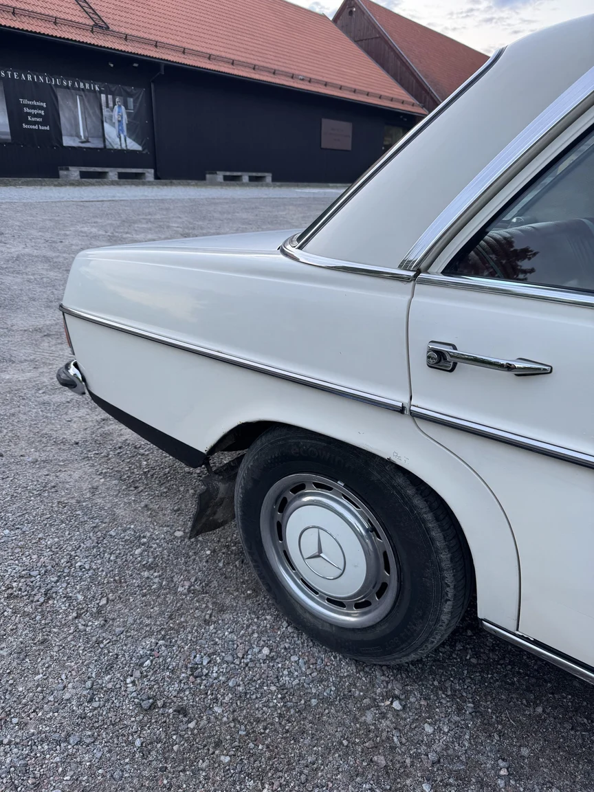 Exteriörbild på 1972 Mercedes-Benz 200 (29)