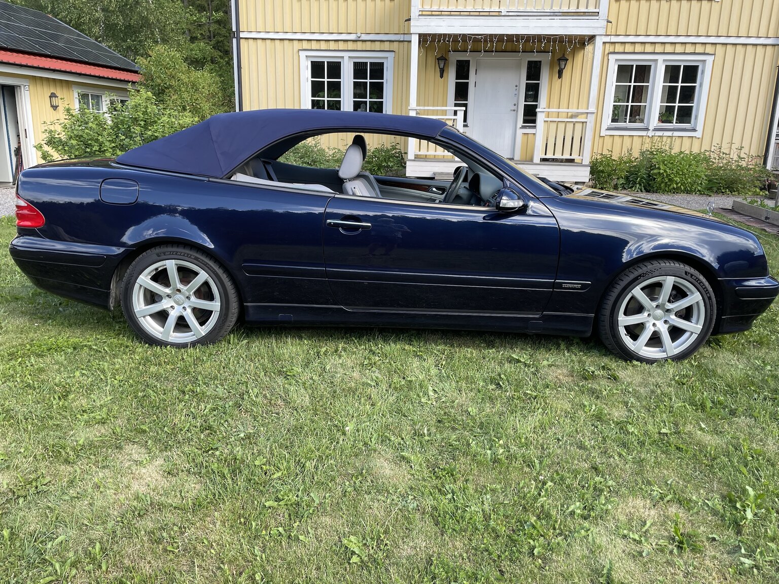 Exterior image of 2001 Mercedes-Benz CLK 230 Kompressor
