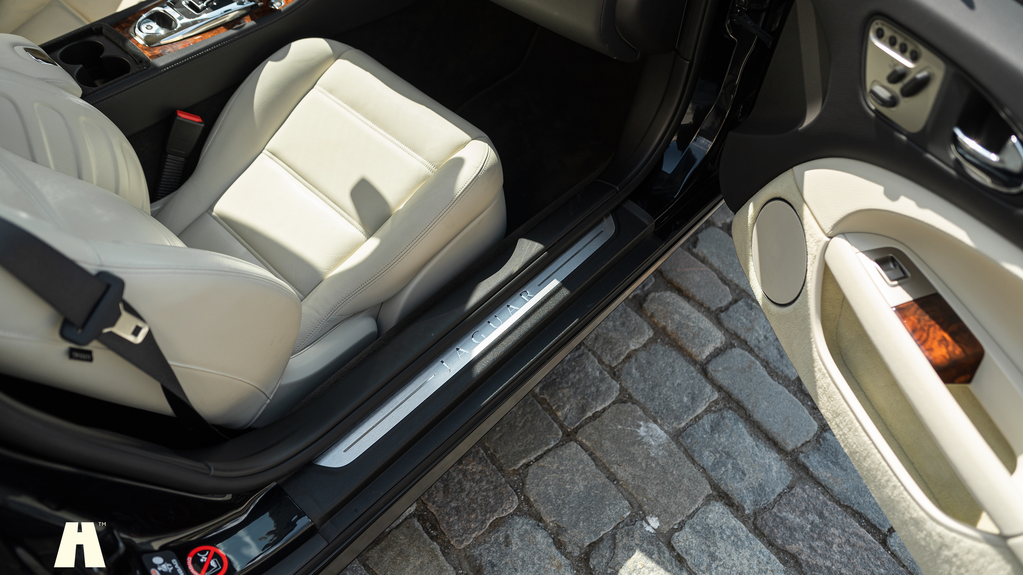 Innenraumfoto von 2008 Jaguar XKR (33)